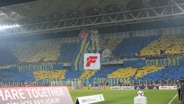 Fenerbahçeli taraftarlardan koreografi şov